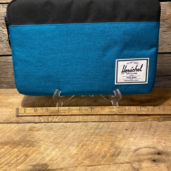 Authentic Hershel Padded Zipper Tablet Tote - Brand NEW measures 13’x8’ approx - Picture 6 of 7